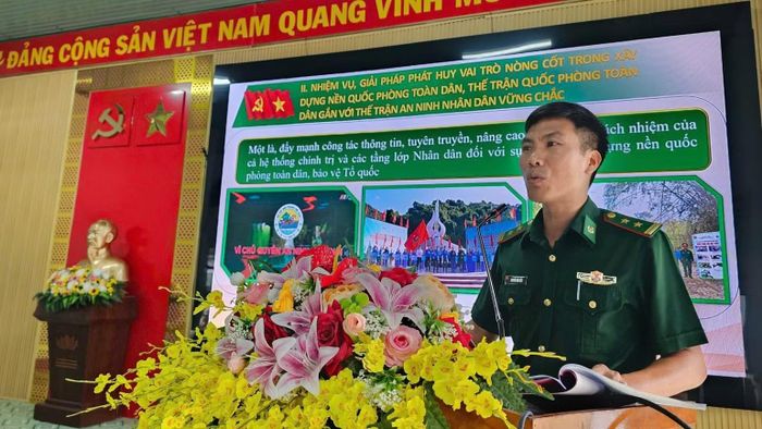 Trung tá Nguyễn Văn Kiều, Chính trị viên Đồn Biên phòng Sêrêpốk truyền đạt tại hội nghị. (Ảnh: CTV)