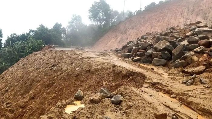 Hiện trường vụ sạt lở. (Ảnh: QUÝ NGỌC)