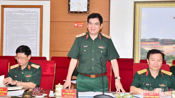 Trung tướng, Phó Giáo sư, Tiến sĩ Nghiêm Đức Thuận, Chính ủy Học viện Quân y phát biểu tại buổi làm việc.