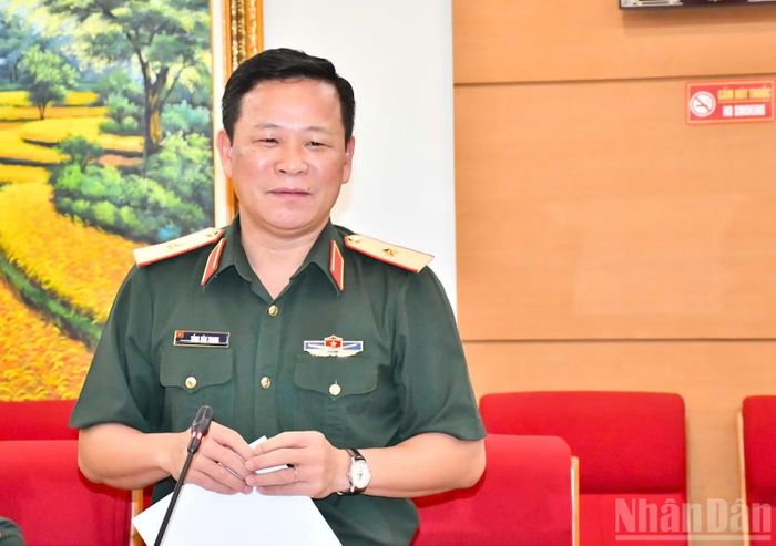 Thiếu tướng Tống Văn Thanh, Phó Cục trưởng Cục Tuyên huấn phát biểu tại buổi làm việc.