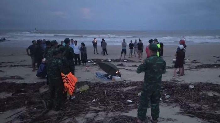Lực lượng chức năng có mặt tại hiện trường vụ học sinh đuối nước ở xã Nam Cửa Việt. (Ảnh: H.M)