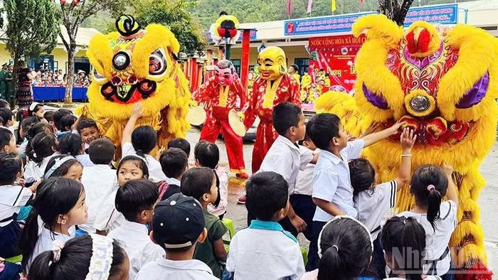Tiết mục múa lân tại chương trình “Biên cương đêm hội trăng rằm”. (Ảnh: BP)