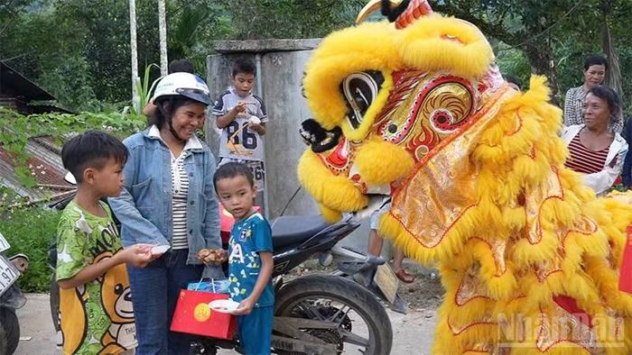Các em thiếu nhi ở làng Tu Lung thích thú khi xem trình diễn múa lân. (Ảnh: ĐỖ VẠN)