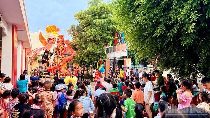Tiết mục múa lân sư rồng tại Tổ dân phố Hòa Hương, phường Hương Trà. (Ảnh: ANH QUÂN)
