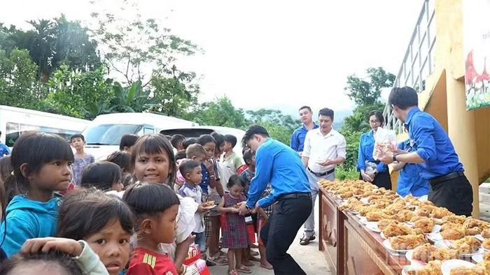 Chi đoàn các cơ quan của xã đã phối hợp với nhiều đơn vị của thành phố Đà tổ chức chương trình Trung thu với chủ đề “Cõng trăng về bản - Thắp sáng nụ cười em” tại làng Tu Lung, xã Trà Tập. (Ảnh: ĐỖ VẠN)