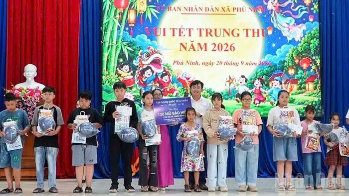 Chủ tịch Ủy ban nhân dân xã Phú Ninh Nguyễn Hữu Bình trao quà tặng các em thiếu nhi tại chương trình “Trung thu cho em” năm 2026. (Ảnh: PN)