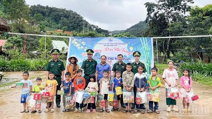 Các cán bộ chiến sĩ của Đồn Biên phòng Tr'Hy tổ chức chương trình “Hành trình thương 4 - Mang trăng về Hùng Sơn” với nhiều hoạt động vui chơi và phần quà thiết thực. (Ảnh: BP)