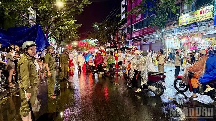 Lực lượng an ninh phường Hương Trà bảo đảm an ninh trật tự, an toàn giao thông. (Ảnh: ANH QUÂN)