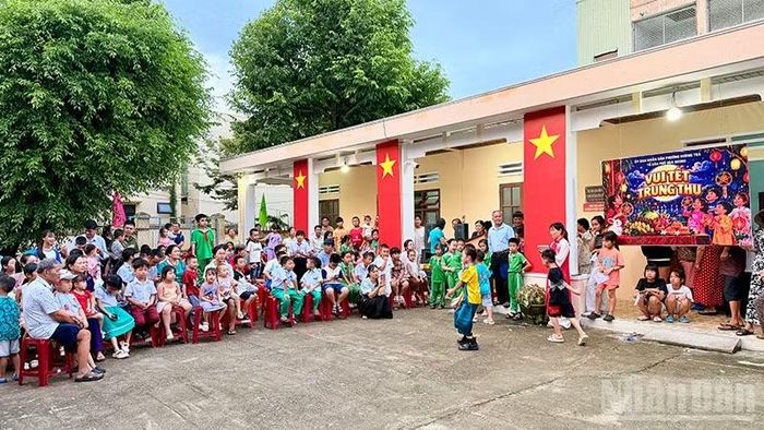 Quang cảnh Tổ dân phố Hòa Hương, phường Hương Trà tổ chức chương trình Tết Trung thu. (Ảnh: ANH QUÂN)