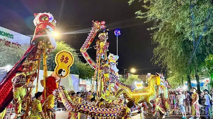 Các đội lân sư rồng trình diễn trên nhiều tuyến phố ở khu vực Tam Kỳ. (Ảnh: ANH QUÂN)