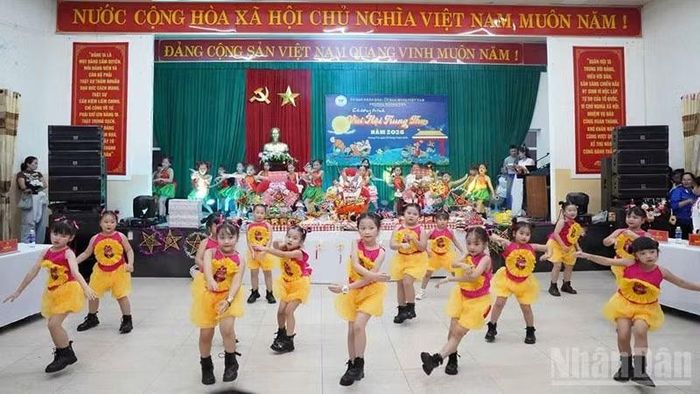 Tiết mục văn nghệ tại chương trình “Vui hội Trung thu năm 2026” tại phường Hương Trà. (Ảnh: ANH QUÂN)