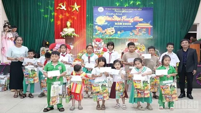 Lãnh đạo phường Hương Trà trao quà cho các em thiếu nhi có hoàn cảnh khó khăn trên địa bàn phường.(Ảnh: ANH QUÂN)