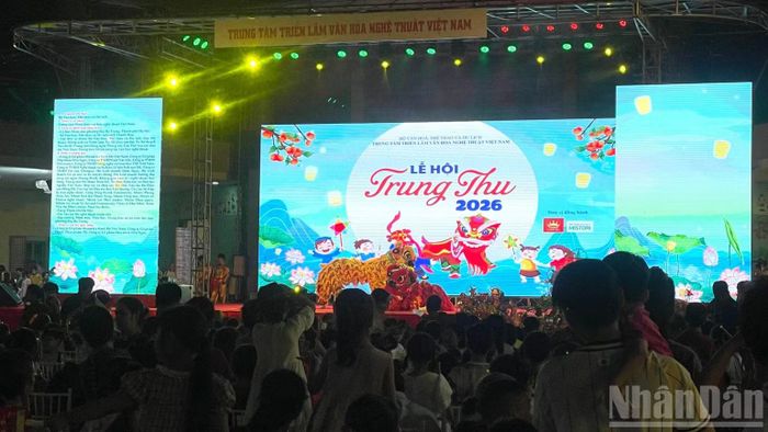 Các em thiếu nhi hào hứng vui Tết Trung thu. (Ảnh: NGỌC LIÊN)