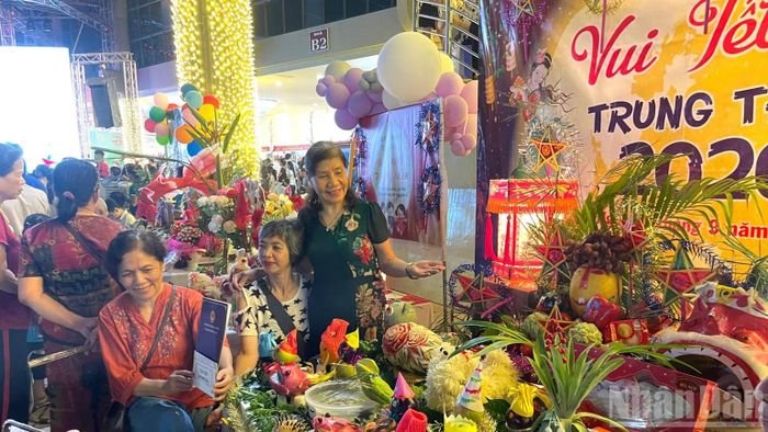 Sum vầy bên mâm cỗ Trung thu. (Ảnh: NGỌC LIÊN)