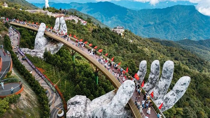 Cầu Vàng là hình ảnh được Lonely Planet sử dụng để giới thiệu về Đà Nẵng. (Ảnh: HÀ AN)
