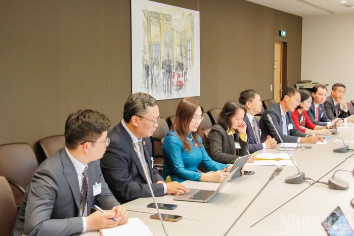 Đoàn công tác của Ủy ban Văn hóa và Xã hội của Quốc hội làm việc với ông Michel Criaud, Chủ tịch Nhóm Nghị sĩ Hữu nghị Pháp-Việt Nam tại Quốc hội Pháp. (Ảnh: TRUNG HƯNG)