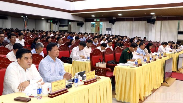 Tham dự buổi làm việc có thủ trưởng các sở, ngành, đơn vị có mối quan hệ chặt chẽ với ngành tài chính; Bí thư, Chủ tịch 95 xã, phường.