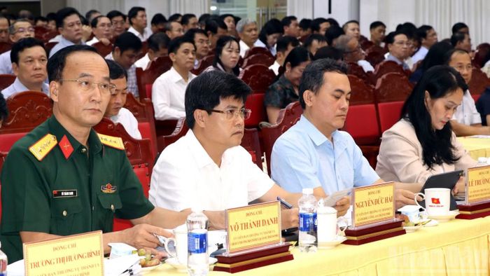 Các đồng chí Ủy viên Ban Thường vụ Thành ủy Đồng Nai và đại biểu dự buổi làm việc.