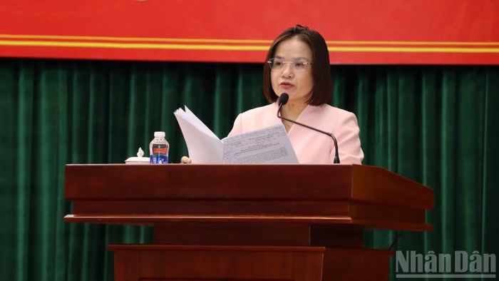 Ủy viên Ban Thường vụ Thành ủy, Giám đốc Sở Tài chính Đồng Nai Trương Thị Hương Bình báo cáo tại buổi làm việc.