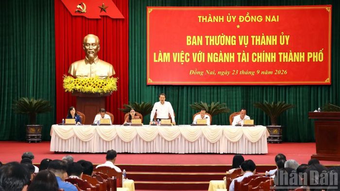 Bí thư Thành ủy Đồng Nai Vũ Hồng Văn phát biểu tại buổi làm việc.
