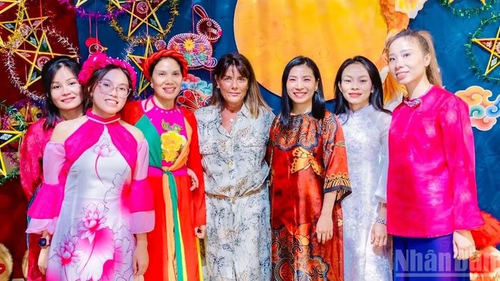 Phó Thị trưởng Valérie Bothy-Lanfranchi (giữa) đánh giá cao nỗ lực của cộng đồng người Việt tại Nice trong việc gìn giữ, trao truyền văn hóa cho thế hệ trẻ và giới thiệu những giá trị đó tới người dân sở tại.