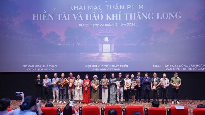 Ban tổ chức tặng hoa cho các nghệ sĩ, nhà làm phim của các phim được trình chiếu trong Tuần phim. (Ảnh: ANH VŨ)