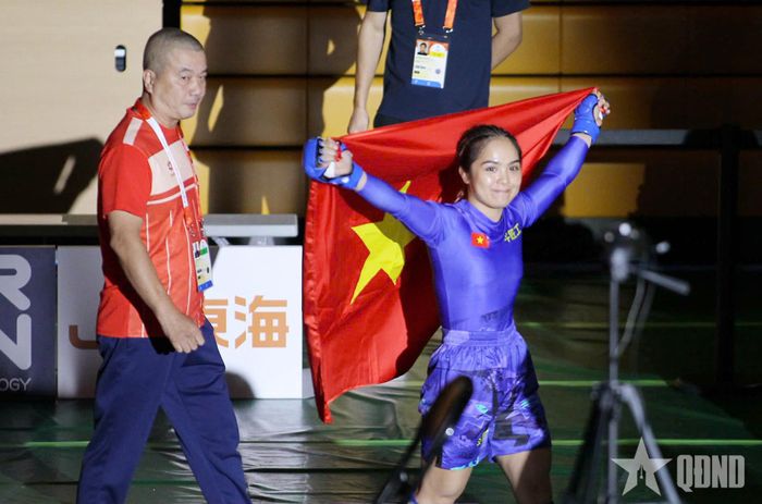 Nữ võ sĩ Lò Thị Phung đã thi đấu hết mình ở môn võ thuật tổng hợp tại ASIAD 20. Ảnh: BÙI LƯỢNG