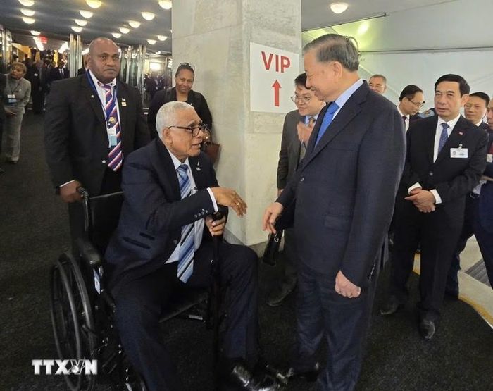 Tổng Bí thư, Chủ tịch nước Tô Lâm gặp Tổng thống Cộng hòa Fiji Ratu Lalabalavu. Ảnh: TTXVN