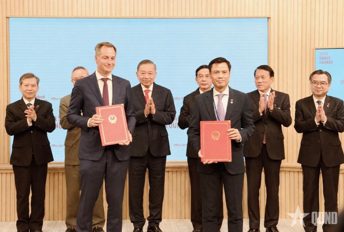Tổng Bí thư, Chủ tịch nước Tô Lâm và các đại biểu chứng kiến lễ trao văn kiện, thỏa thuận hợp tác giữa Việt Nam với các cơ quan của Liên hợp quốc.