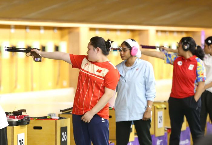 Nguyễn Thùy Trang (ngoài cùng, bên trái) giành vé vào chung kết nội dung 10m súng ngắn nữ. Ảnh: BÙI LƯỢNG