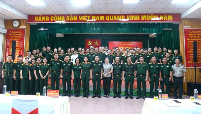 Thượng tướng Nguyễn Văn Gấu chụp ảnh chung với các đại biểu và cán bộ tham gia tập huấn.