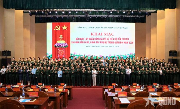 Các đại biểu chụp ảnh tại buổi khai mạc.