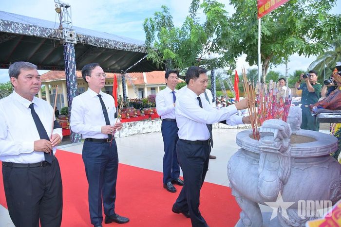 Lãnh đạo tỉnh Vĩnh Long dâng hương tưởng nhớ các anh hùng liệt sĩ.