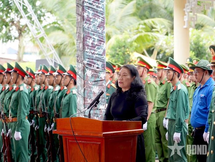 Đồng chí Nguyễn Thị Bé Mười, Phó chủ tịch UBND tỉnh Vĩnh Long, Trưởng ban Chỉ đạo 515 tỉnh đọc điếu văn tại buổi lễ.