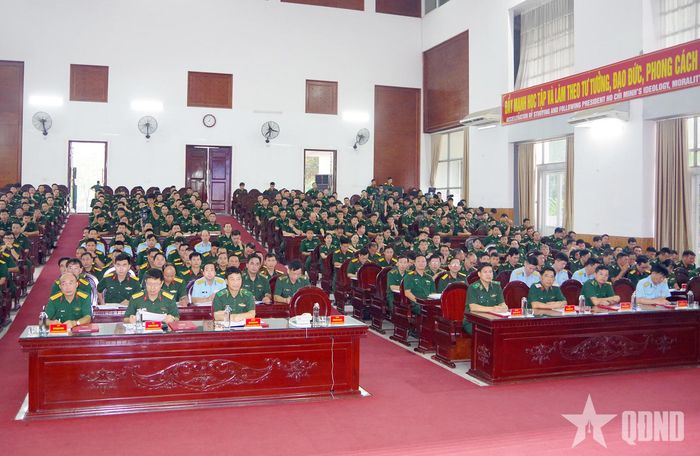  Các đại biểu và học viên dự khai mạc tập huấn tài liệu “Phương tiện không người lái” và xây dựng phát triển chương trình đào tạo. 