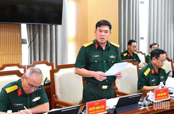  Đại tá Đinh Văn Hưng, Chính ủy Bộ CHQS TP Đà Nẵng báo cáo kết quả thực hiện “Chiến dịch 500 ngày đêm” trên địa bàn thành phố. 