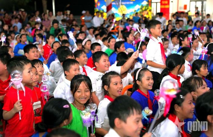 Đêm hội Trăng rằm trở nên ấm áp với trẻ em vùng biên.