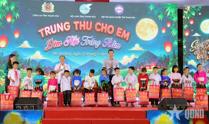  Trao quà, học bổng tặng học sinh có hoàn cảnh khó khăn, học sinh đạt thành tích cao trong học tập. 