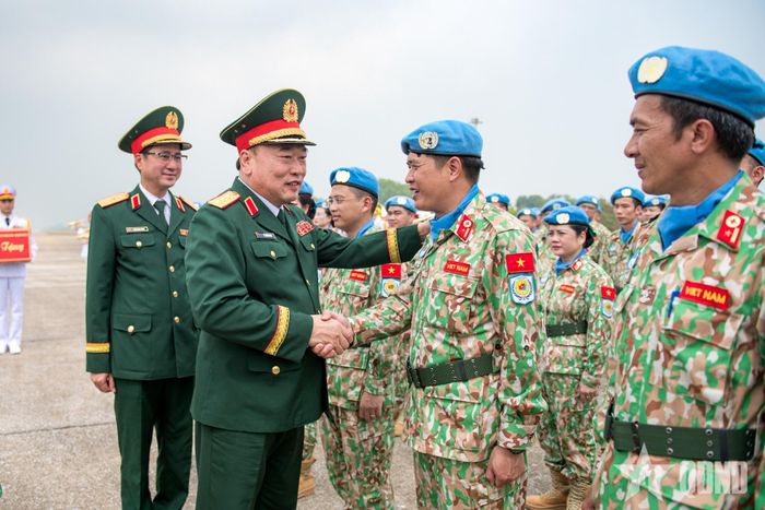 Thượng tướng Lê Quang Đạo trò chuyện, động viên các quân nhân lên đường thực hiện nhiệm vụ quốc tế.