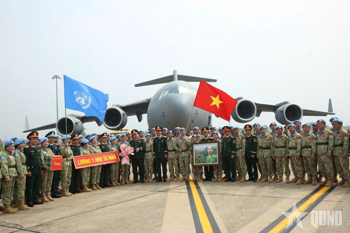 Thượng tướng Lê Quang Đạo và các đại biểu chụp ảnh với tập thể bệnh viện.