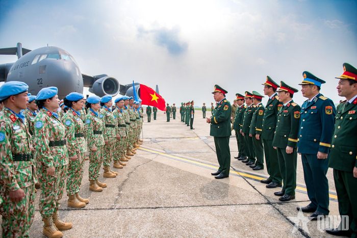 Thượng tướng Lê Quang Đạo động viên các cán bộ, nhân viên Bệnh viện trước khi lên đường.