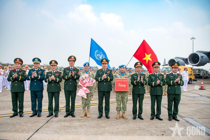 Thượng tướng Lê Quang Đạo chủ trì lễ tiễn đoàn.