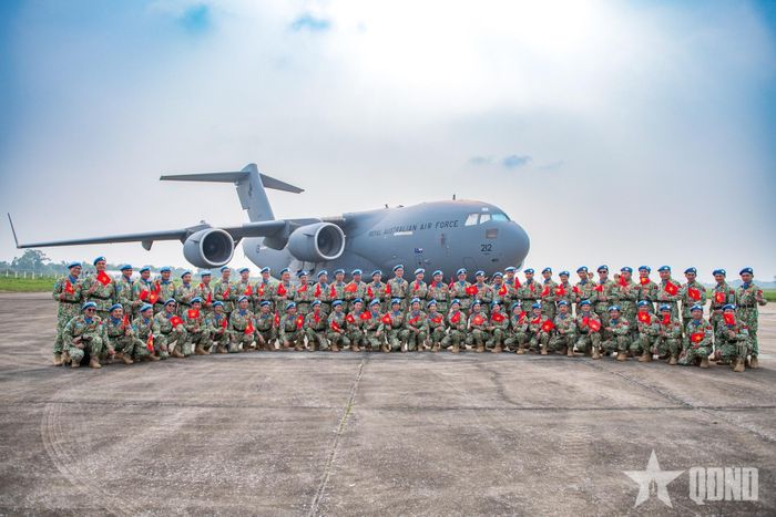 Tập thể Bệnh viện dã chiến cấp 2 số 8 trước giờ lên máy bay tới Nam Sudan.