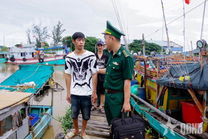 Cán bộ Đồn Biên phòng Trung Bình tiếp nhận 5 ngư dân từ tàu cá CM-08032-TS.