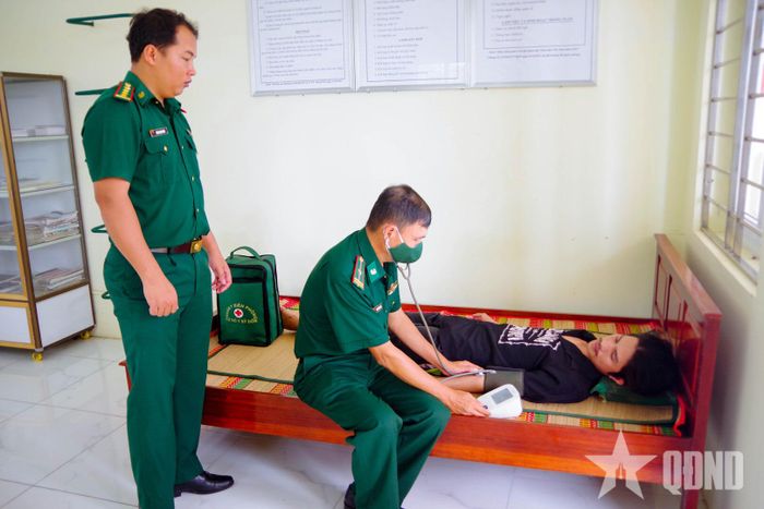 Cán bộ quân y Đồn Biên phòng Trung Bình (Ban chỉ huy Bộ đội Biên phòng TP Cần Thơ) thăm khám sức khỏe cho các ngư dân.