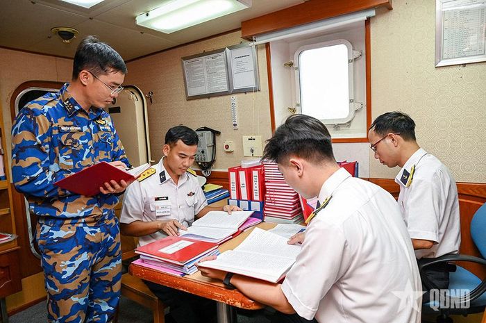 Kiểm tra sổ sách công tác Đảng, công tác chính trị.