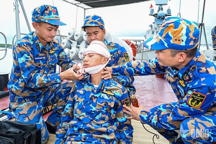 Tổ quân y Tàu 379 thực hành băng bó cứu nạn theo tình huống kiểm tra.