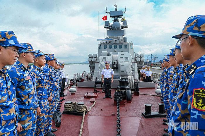 Thực hành kiểm tra điều lệnh, lễ tiết tác phong quân nhân trên Tàu 377.