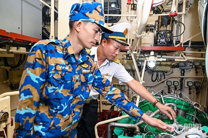 Kiểm tra công tác chính quy tại khoang máy của Tàu 380.