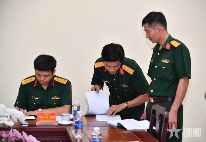  Thành viên đoàn công tác kiểm tra các văn bản triển khai thực hiện Đề án 1219 tại Bộ CHQS tỉnh An Giang.